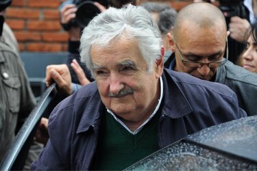 Video de presidente Mujica dando limosna a mendigo revoluciona las redes sociales
