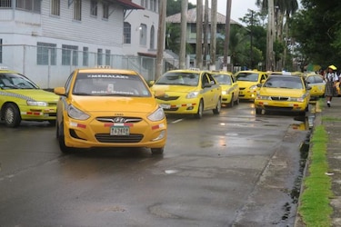 Piratería en el transporte, la queja constante de los taxistas colonenses