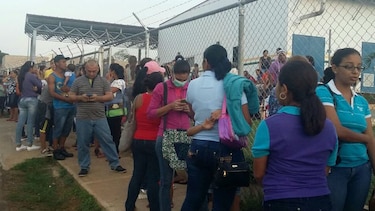 Cientos de personas abarrotan centros de salud para ser vacunados