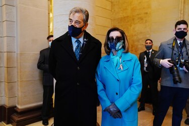 Dan de alta al esposo de Pelosi, días después de ser atacado con un martillo