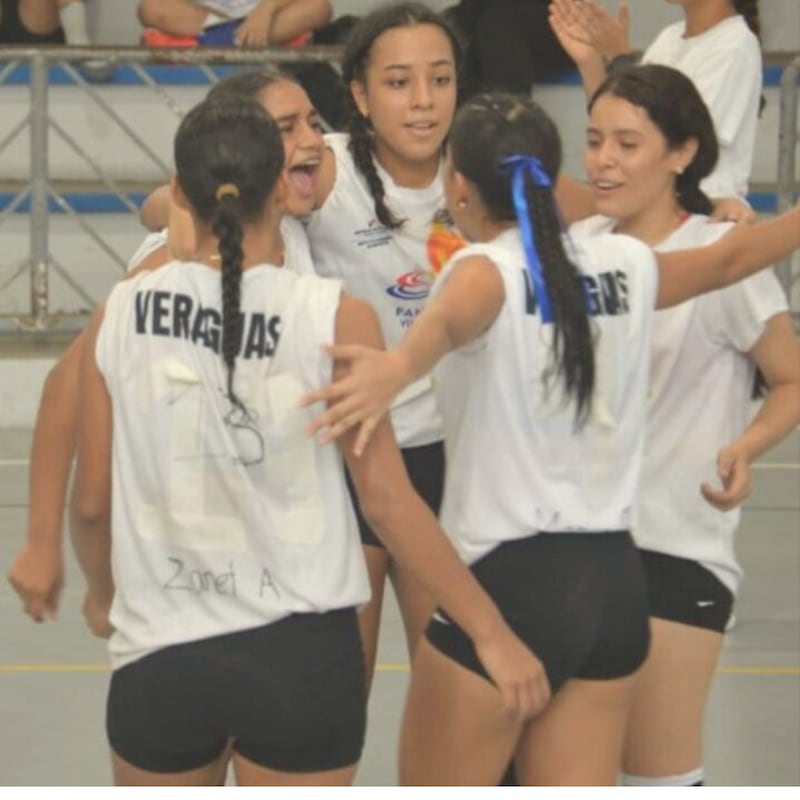 Durante dos días, el equipo de voleibol de Veraguas participó en los torneos utilizando un uniforme improvisado. Foto: Cortesía.