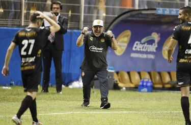 Así fue el 'show' de Maradona; se estrena en México con un triunfo