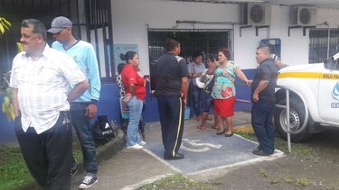 Usuarios protestan frente a oficinas del Idaan en Changuinola