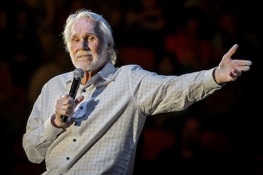 Murió Kenny Rogers, icono de la música country
