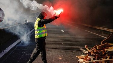 Sigue la movilización en Francia contra el alza de combustible