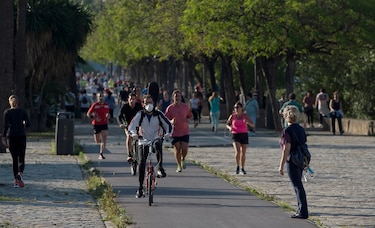 Los españoles salen por fin a pasear tras un estricto confinamiento