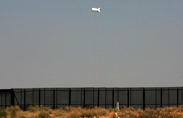 Un globo aerostático busca prevenir la muerte de migrantes en la frontera entre México y Estados Unidos