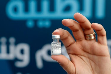 Vacuna Pfizer pierde eficacia más rápidamente que AstraZeneca ante variante Delta