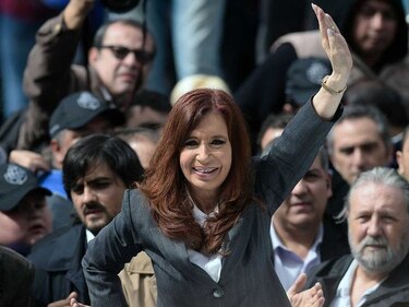 Expresidenta argentina planea gira europea pese a acusaciones judiciales