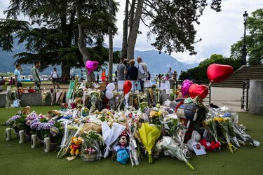 Imputan cargos y encarcelan al refugiado sirio que apuñaló a 4 niños en un parque en Francia