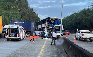 Dos heridos tras colisión de un bus de dos pisos y un camión articulado en autopista Panamá Colón