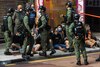 En Hong Kong la policía reprime a manifestantes contra postergación de legislativas