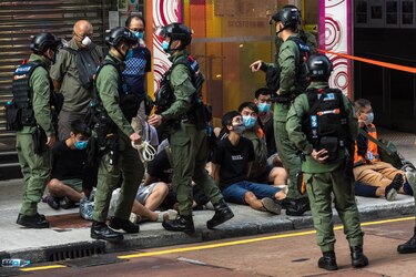 En Hong Kong la policía reprime a manifestantes contra postergación de legislativas