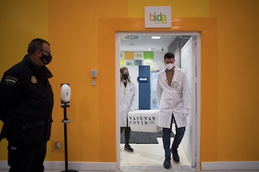 Ministro de Sanidad español deja el cargo en plena escalada de contagios para hacer campaña política
