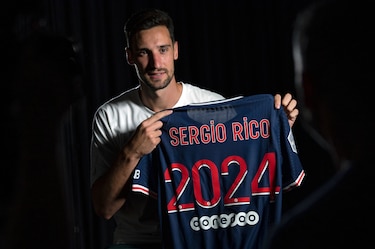 El portero Sergio Rico recibió varias patadas del caballo en la cabeza tras caerse en El Rocío