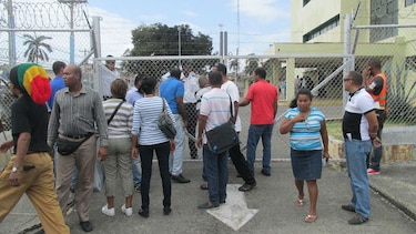 Colonenses protestan en las oficinas de Ensa