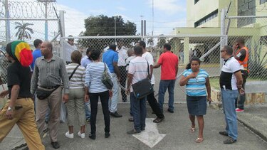 Colonenses protestan en las oficinas de Ensa