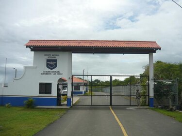 Seis colombianos retenidos en puerto de Los Santos