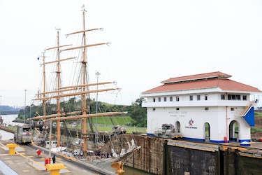 Velero de la Guardia Costera de Estados Unidos cruza el Canal de Panamá tras gira por el Pacífico
