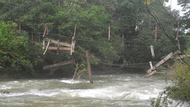Comunidades en Los Santos quedan incomunicadas tras colapso de puente