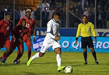 Honduras le gana a Panamá con un gol de penal