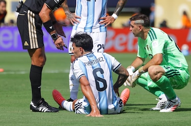 Lisandro Martínez abandona la final por lesión en el minuto 44