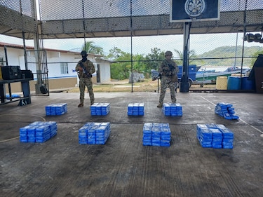 Decomisan 262 paquetes de droga en aguas de Punta Chame; aprehenden a tres hombres