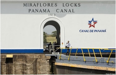 Obama realiza rápida visita a las esclusas de Miraflores