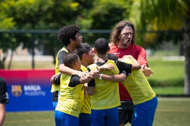 Carles Puyol compartió con estudiantes panameños en Clínicas Académicas de Scotiabank