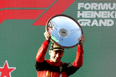 Leclerc reina en Australia delante de Pérez, Verstappen abandona