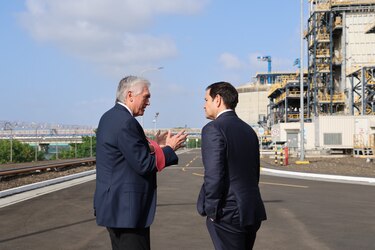 El secretario de Estado de EU  también visitó las instalaciones de AES Panamá en Colón 