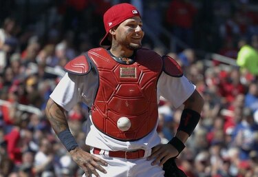 Bola que se pegó al receptor Yadier  Molina fue subastada
