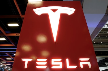 Ford y Tesla llaman a revisión miles de automóviles en Estados Unidos