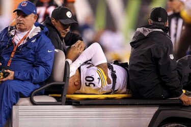 Jugador de los Steelers sigue hospitalizado tras lesión en la espalda