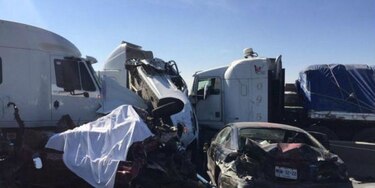 Choque entre 30 carros y camiones deja 5 muertos en México
