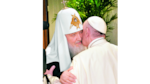 El abrazo que pone fin a 962 años de cisma