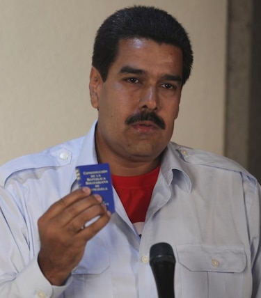 Maduro, arropado por miles de chavistas, presenta su candidatura presidencial