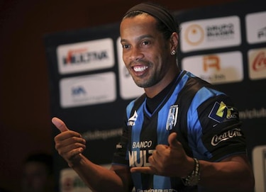 Ronaldinho falla un penal en su debut con el Querétaro