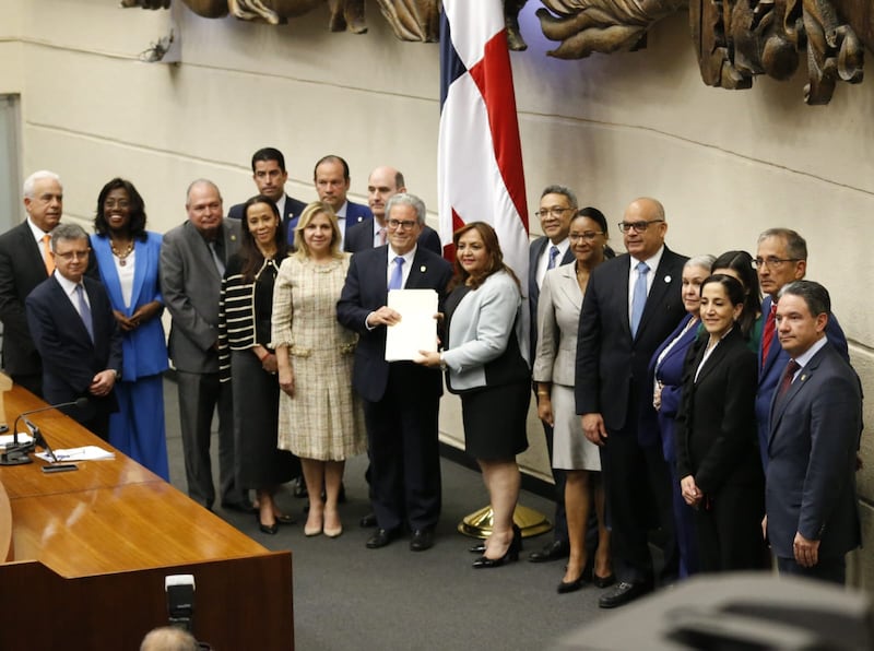 Gobierno propone aumento de tres años en edad de jubilación, incremento de la cuota de los patronos y elevar su aporte anual a la CSS