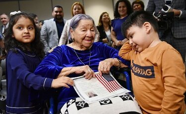 EU: salvadoreña de 106 años se naturaliza el día de las elecciones