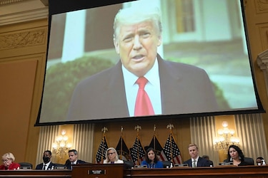 Trump reacciona al proceso: ‘Tribunal de pacotilla’, clama