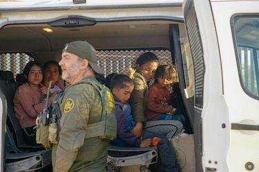 Las imágenes de una redada en un autolavado de Los Ángeles que muestran la ofensiva del gobierno de Trump contra los indocumentados