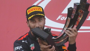 Ricciardo gana una carrera loca en Azerbaiyán, gran tensión Vettel-Hamilton