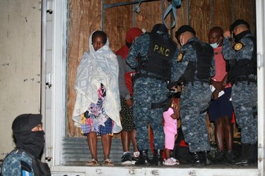 Policía de Guatemala halla a 54 migrantes haitianos en el remolque de un camión