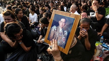 Millones de tailandeses están de duelo por la muerte de su rey
