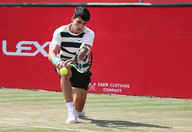 Alcaraz debutó con triunfo en retorno al césped