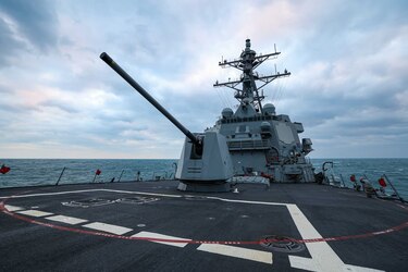 Un destructor lanzamisiles de Estados Unidos cruza el estrecho de Taiwán