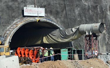 Nuevos percances en el rescate de 41 obreros atrapados en un túnel en India tras 14 días