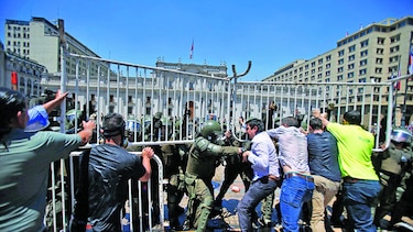 Chilenos cercan palacio de gobierno