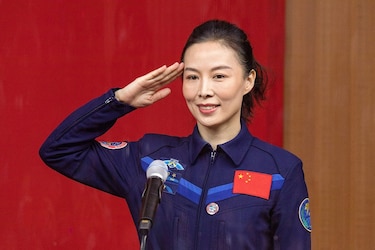 Por primera vez, una mujer china realiza una caminata espacial